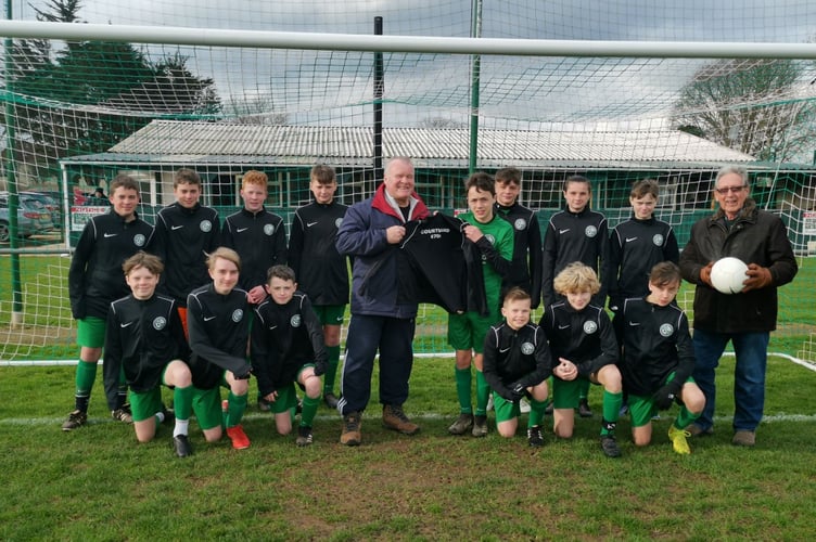 Galmpton United FC U13s team with their new kit