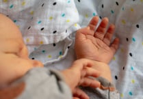 
Midwives say yes to England NHS pay offer 