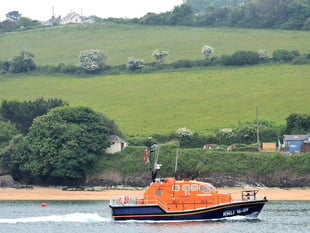 Fundraising runner visits Salcombe lifeboat station