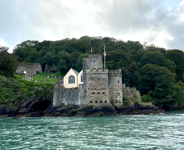 Vessel hits rocks off Dartmouth