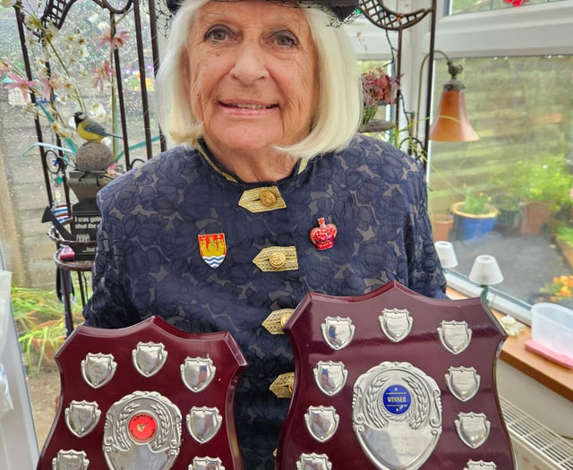 Oyez ! Les and Liz bring back the trophies