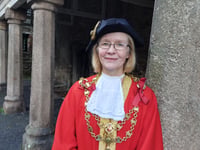 Mayor Presents Prizes at Totnes Carnival’s Community Party