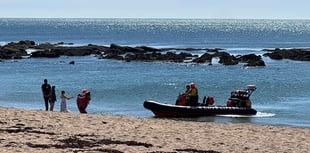 Offshore winds endanger paddleboarders at South Milton