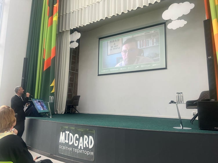 Mr Shanks speaking to Ukrainian educators - ESW