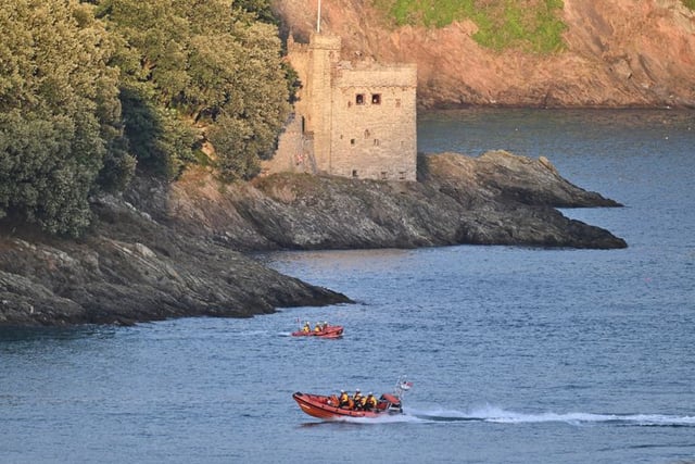 Dart RNLI recovers drifting motorboat
