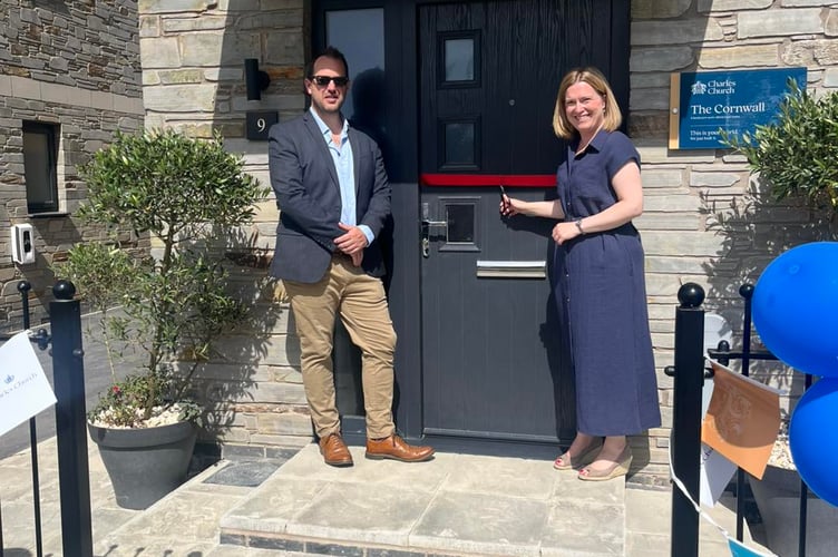 Rebecca Smith MP cuts the ribbon at The Avenue