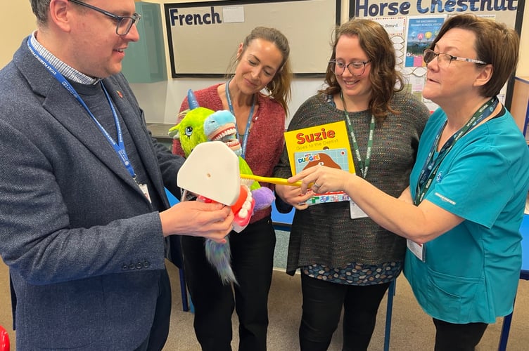 Demonstrating brushing technique
