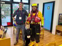 RNLI volunteers give children lifesaving safety lesson