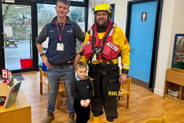 RNLI volunteers give children lifesaving safety lesson