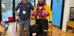 RNLI volunteers give children lifesaving safety lesson